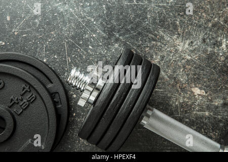 Die Metall Hantel auf alten Tisch. Stockfoto