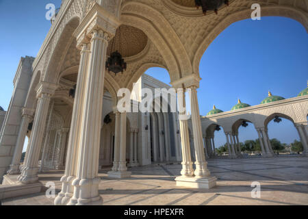 Portikus vor Al Zulfa Moschee, Seeb, Oman Stockfoto