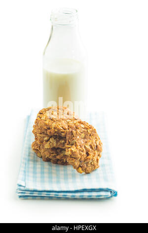 Hausgemachte Haferflocken Cookies und Milch. Stockfoto