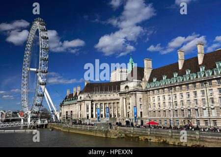 Touristen in London Aquarium und Millennium Wheel, South Bank, Themse, Westminster, London City, England, UK Stockfoto