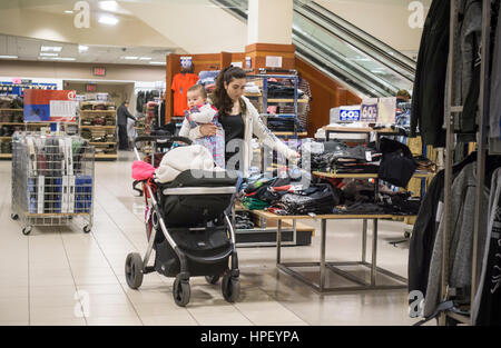 Kunden suchen nach Schnäppchen in der bald um zu schließen Sears speichern in Rego Park im New Yorker Stadtteil der Königinnen auf Samstag, 18. Februar 2017. Sears Holdings wurde das Geschäft unrentabel angesehen und es wird irgendwann im April geschlossen werden. Der Store ist einer der 42 Filialen, die sie im Frühjahr geschlossen werden. Sears ist auch 108 Kmart Läden schließen. (© Richard B. Levine) Stockfoto