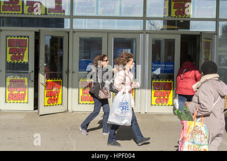 Kunden suchen nach Schnäppchen in der bald um zu schließen Sears speichern in Rego Park im New Yorker Stadtteil der Königinnen auf Samstag, 18. Februar 2017. Sears Holdings wurde das Geschäft unrentabel angesehen und es wird irgendwann im April geschlossen werden. Der Store ist einer der 42 Filialen, die sie im Frühjahr geschlossen werden. Sears ist auch 108 Kmart Läden schließen. (© Richard B. Levine) Stockfoto