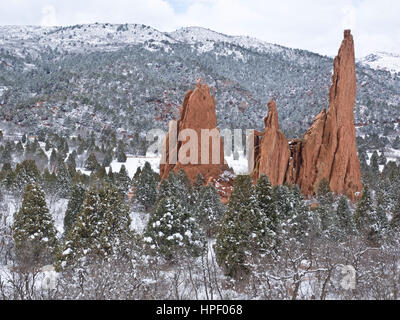 American, American West, Colorado, Colorado Springs, Konglomerate, Garten der Götter, Geologie, Landschaft, Kalkstein, National Natural Landmark, Nordamerika, Volkspark, rot, Felsformationen, Rocky Mountains, Sandstein, Schnee, Bäume, USA, Westen, Winter, Natur, Felsen Stockfoto