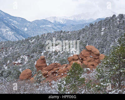 American, American West, Colorado, Colorado Springs, Konglomerate, Garten der Götter, Geologie, Landschaft, Kalkstein, National Natural Landmark, Nordamerika, Volkspark, rot, Felsformationen, Rocky Mountains, Sandstein, Schnee, USA, Westen, Winter, Natur, Felsen Stockfoto