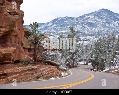 American, American West, Colorado, Colorado Springs, Konglomerate, Garten der Götter, Geologie, Landschaft, Kalkstein, National Natural Landmark, Natur, keine Stadtmarathons, North America, Volkspark, rot, Felsformationen, Rocky Mountains, Sandstein, Schnee, Bäume, USA, Westen, Winter Stockfoto