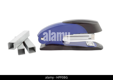 Blauen Hefter und Heftklammern isoliert auf weißem Hintergrund Stockfoto