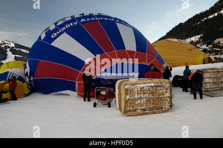 Den Heißluft-Ballon aufblasen: Chateau d ' Oex internationales Ballon-Festival / Festival International de Ballons À Château-d ' Oex Stockfoto