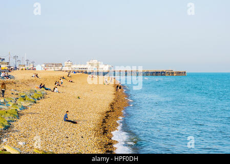 PORTSMOUTH, Großbritannien - Juni 06: Dies ist Portsmouth Hauptstrand wo Menschen com zum Sonnenbaden und Schwimmen in der Ferne kann man die Torte Stockfoto