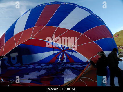 Den Heißluft-Ballon aufblasen: Chateau d ' Oex internationales Ballon-Festival / Festival International de Ballons À Château-d ' Oex Stockfoto