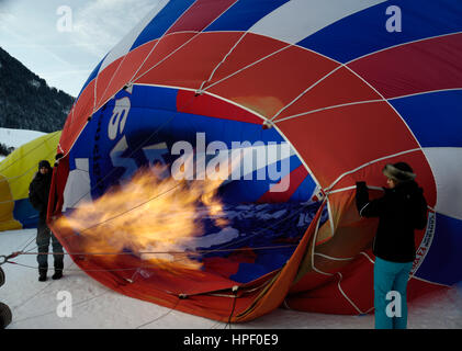 Den Heißluft-Ballon aufblasen: Chateau d ' Oex internationales Ballon-Festival / Festival International de Ballons À Château-d ' Oex Stockfoto