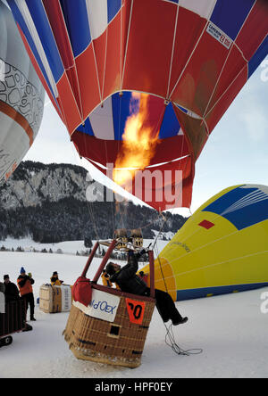 Den Heißluft-Ballon aufblasen: Chateau d ' Oex internationales Ballon-Festival / Festival International de Ballons À Château-d ' Oex Stockfoto