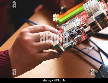 die Hand Löten der Platine von computer Stockfoto