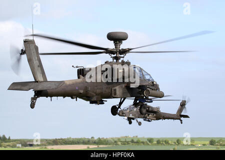 Das Army Air Corps Apache AH Display Team kurz vor Abfahrt eine Duxford Airshow und zurück zu ihrer Heimatbasis in Wattisham in Suffolk. Stockfoto