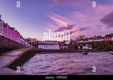 Blick auf die Stadt von der Anlegestelle am Hafen von Portree, Isle Of Skye, Schottland, mit der Reihe von bunten Häusern und anderen Gebäuden auf dem Hügel. Stockfoto