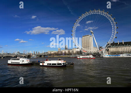 Touristen in London Aquarium und Millennium Wheel, South Bank, Themse, Westminster, London City, England, UK Stockfoto