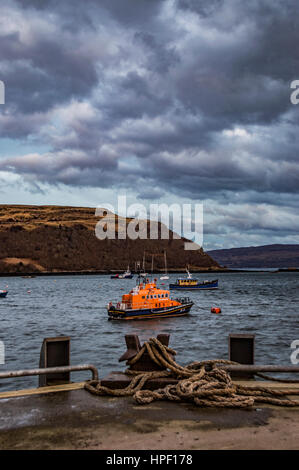 Portree Rettungsboot, RNLB Stanley Watson Barker, verankert im Hafen von Portree, Isle of Scotland, Kai, mit Sound of Raasay im Hintergrund Stockfoto