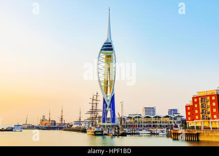 PORTSMOUTH, Großbritannien - Juni 06: Portsmouth Emirates Spinaker Turm ist ein Wahrzeichen von Portsmouth und befindet sich in der Innenstadt von Portsmouth Stockfoto