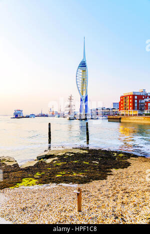 PORTSMOUTH, Großbritannien - Juni 06: Portsmouth Emirates Spinaker Turm aus der Ferne auf einem Kiesstrand bei Sonnenuntergang am 6. Juni 2016 in Portsmo aufgenommen Stockfoto