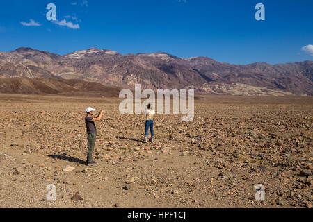 Menschen, Touristen, Besucher, Besuch, Artist Drive, schwarzen Berge, Death Valley Nationalpark, Death Valley, Kalifornien, USA Stockfoto