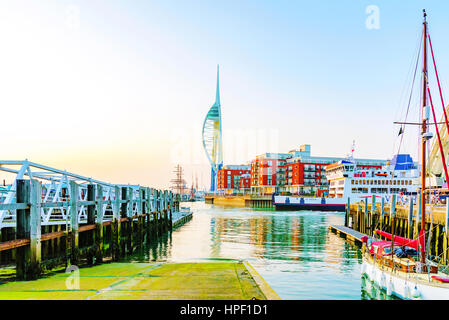 PORTSMOUTH, Großbritannien - Juni 06: Portsmouth Emirates Spinaker Turm in der Ferne mit Versand Hafen bei Sonnenuntergang am 6. Juni 2016 in Portsmouth Stockfoto