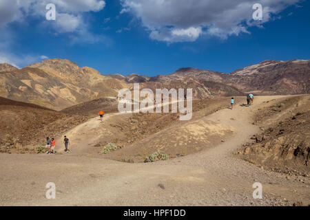 Menschen, Touristen, Besucher, Besuch, Artist Drive, schwarzen Berge, Death Valley Nationalpark, Death Valley, Kalifornien, USA Stockfoto