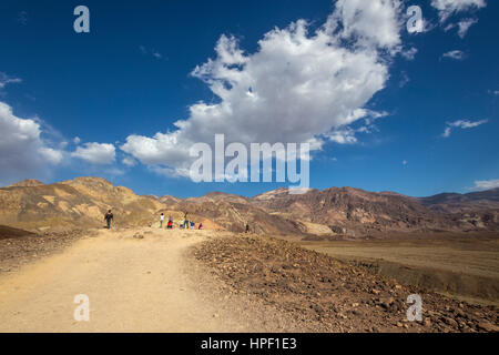 Menschen, Touristen, Besucher, Besuch, Artist Drive, schwarzen Berge, Death Valley Nationalpark, Death Valley, Kalifornien, USA Stockfoto