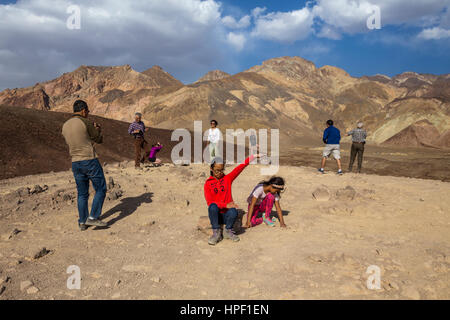 Menschen, Touristen, Besucher, Besuch, Artist Drive, schwarzen Berge, Death Valley Nationalpark, Death Valley, Kalifornien, USA Stockfoto