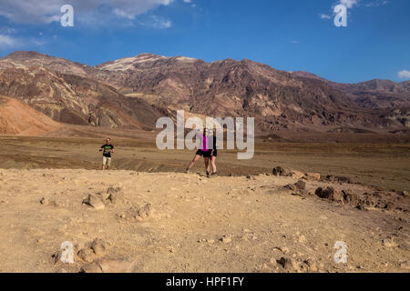 Menschen, Touristen, Besucher, Besuch, Artist Drive, schwarzen Berge, Death Valley Nationalpark, Death Valley, Kalifornien, USA Stockfoto