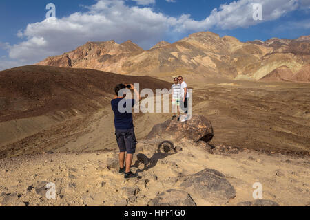 Menschen, Touristen, Besucher, Besuch, Artist Drive, schwarzen Berge, Death Valley Nationalpark, Death Valley, Kalifornien, USA Stockfoto