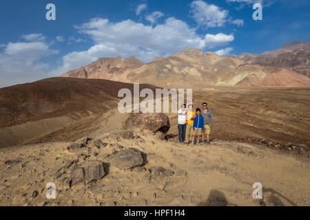 Menschen, Familie, Touristen, Besucher, Besuch, Artist Drive, schwarzen Berge, Death Valley Nationalpark, Death Valley, Kalifornien, USA Stockfoto