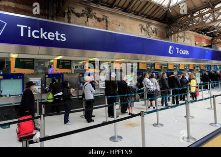 Menschen auf die Bahnhofshalle und Abreise Bretter; Innen Victoria Railway Station, London UK Stockfoto