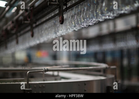 Leere Flaschen weiter Produktionslinie in Getränke-Produktionsanlage Stockfoto