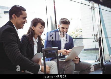 Lächelnde Geschäftsleute mit digital-Tablette auf Plattform Stockfoto