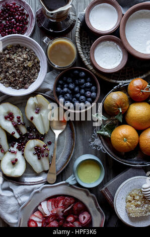 Hausgemachtes Müsli Frühstück mit Honig, griechischem Joghurt und Obst Stockfoto