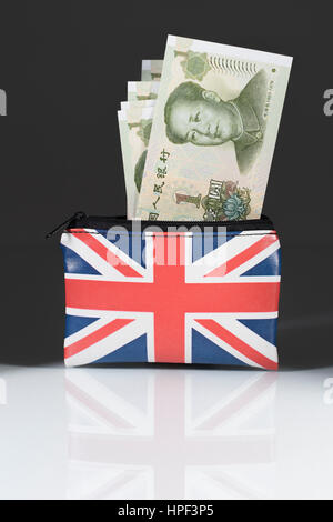 Union Jack Geldbeutel mit den chinesischen Yuan/Renminbi... vor einem dunklen Hintergrund. Metapher für Yuan-Pound Wechselkurs. China - Großbritannien Handels, Yuan Schwäche Stockfoto