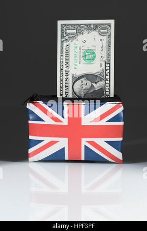 Union Jack Geldbeutel mit US-Dollar gegen den dunklen Hintergrund gesetzt. Metapher uns Dollar-Sterling Wechselkurs- und Handel, Urlaub Geld in uns. Stockfoto