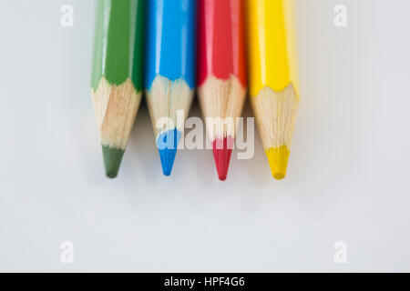 Buntstifte in einer Reihe auf weißem Hintergrund angeordnet Stockfoto