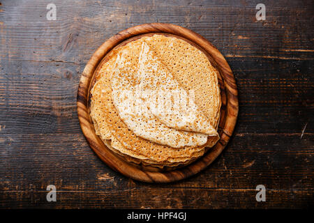 Pfannkuchen auf hölzernen Hintergrund Stockfoto