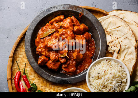 Chicken Tikka Masala scharfes Curry Fleisch-essen in Metall Platte, Reis und Naan-Brot-Nahaufnahme Stockfoto