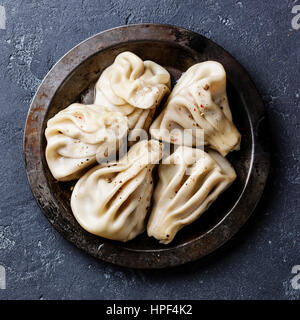 Georgische Knödel Khinkali mit Fleisch auf Metallplatte Stockfoto