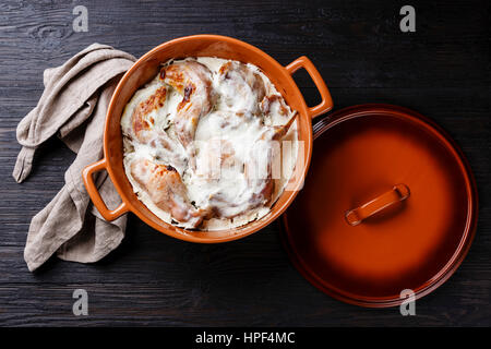 Kaninchen in saurer Sahne auf dunklem Holz Stockfoto