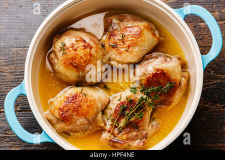 Gebratenes Hühnchen Eintopf in Gusseisen Pfanne Nahaufnahme Stockfoto