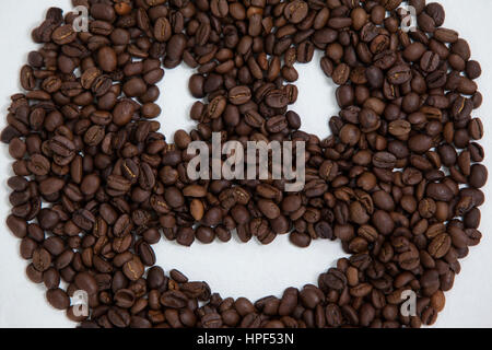 Kaffee Bohnen bilden Smiley-Gesicht auf weißem Hintergrund Stockfoto