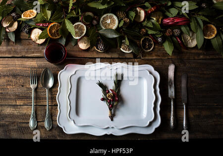 Einstellung-Tisch mit Früchten und Lorbeer Blätter Stockfoto