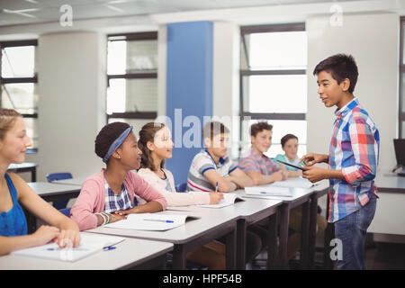 Schuljunge Präsentation im Unterricht in der Schule Stockfoto