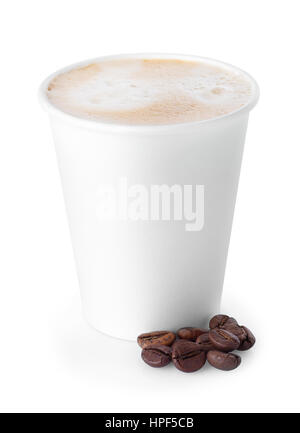 Pappbecher Kaffee mit Schaum isoliert auf weißem Hintergrund. Coffe-to-Go. Take-out Tasse Kaffee und Kaffeebohnen isoliert auf weißem Hintergrund Stockfoto