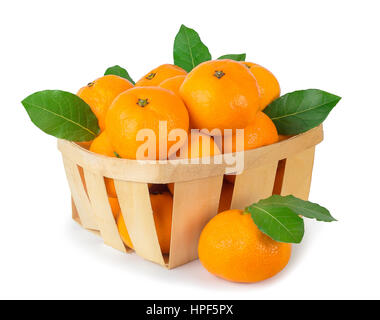 Mandarinen mit Blättern in einen Korb und eine Mandarine in der Nähe von isoliert auf weißem Hintergrund. Mandarinen in einem Korb Stockfoto