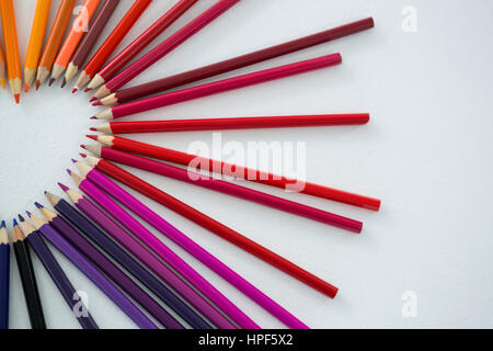 Nahaufnahme der Buntstifte im Halbkreis auf weißem Hintergrund angeordnet Stockfoto