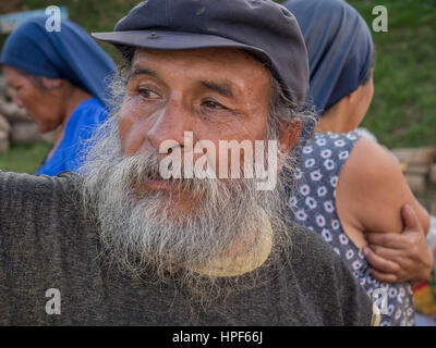 Dschungel, Brasilien - 8. Mai 2016: Porträt eines Mannes mit einer roten Haut im Amazonas-Dschungel Stockfoto