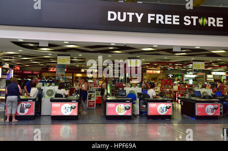 Eingang zum Duty Free Shop mit Zeichen oben in Faro Flughafen, Europa Stockfoto